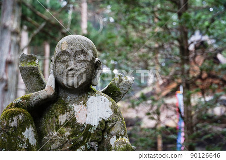 法尺山光善寺地藏菩薩像在正殿前樓梯左側 90126646