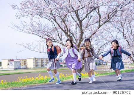 小學生背著書包開心上學 90126702