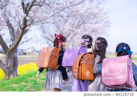 小學生背著書包開心上學 90126710