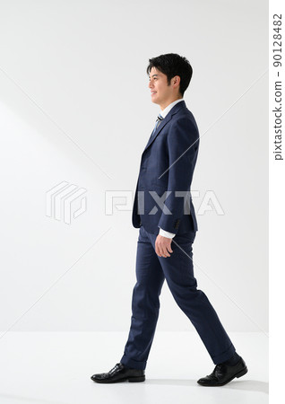 一個微笑和側身的商人 一個微笑和側身的商人 90128482