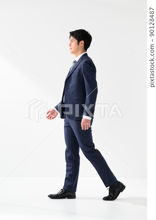 一個微笑和側身的商人 90128487