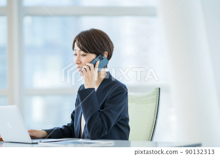 打電話的女運營商 90132313