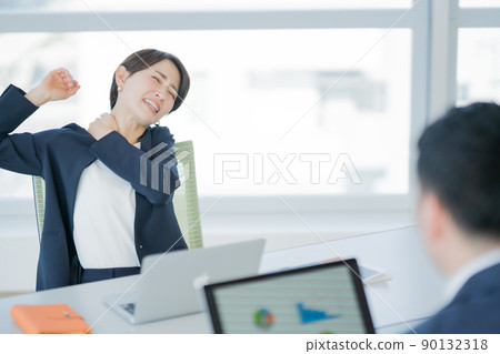 疲倦的女商人 90132318