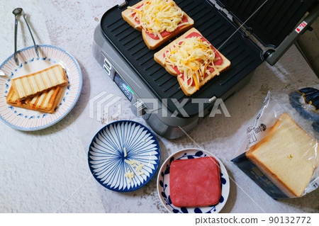 Toast-like iron plate with a roasted piece of ham Toast-like iron plate with a roasted piece of ham 90132772