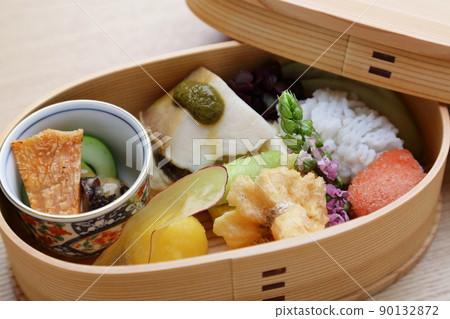 A side dish of a luxurious restaurant lunch 90132872