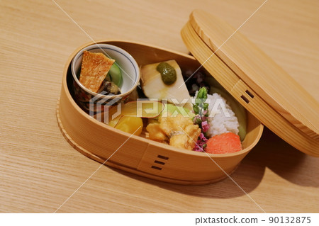 豪華餐廳午餐的配菜 90132875