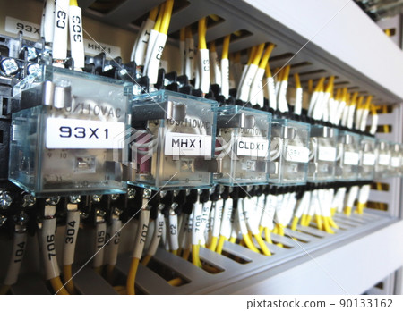 Instrument panel with multiple relays 90133162