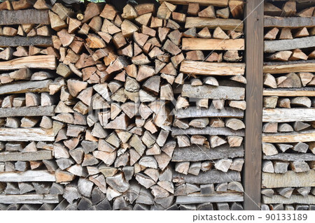 It seems that the piled firewood (takigi) makes 90133189