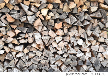 It seems that the piled firewood (takigi) makes It seems that the piled firewood (takigi) makes 90133190
