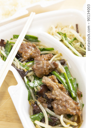 美味的外賣炒尼拉雷巴和米飯 90134003