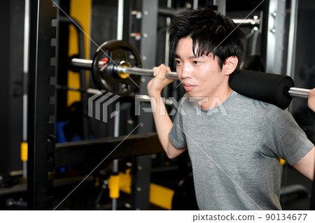 年輕人在健身房做 kintore（深蹲） 90134677