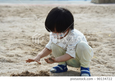Playing with sand Playing with sand 90134722