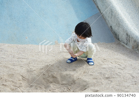 Playing with sand Playing with sand 90134740