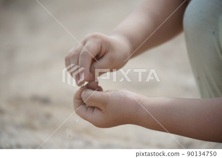 Playing with sand Playing with sand 90134750