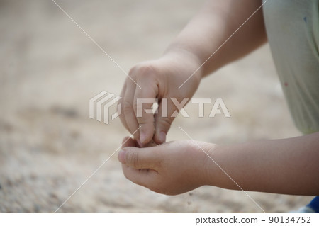 Playing with sand 90134752