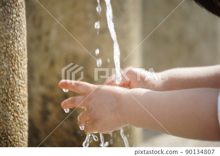 Washing hands 90134807