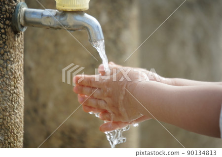 Washing hands 90134813
