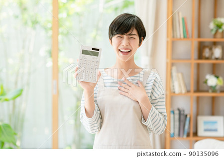 A young lady with a calculator 90135096