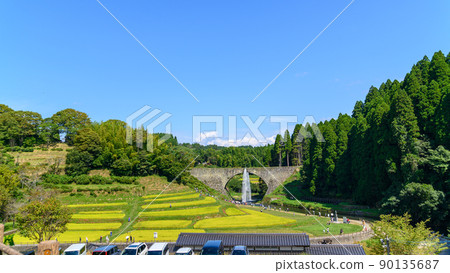 Tsujun Bridge“Tsūjun Bridge排水/以秋天陽光為背景的Tanada風景”（秋天）日本/九州/熊本縣大和町矢部町 90135687