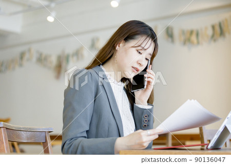 一邊看資料一邊詢問的女性 一邊看資料一邊詢問的女性 90136047