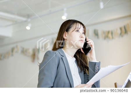 一邊看資料一邊詢問的女性 一邊看資料一邊詢問的女性 90136048