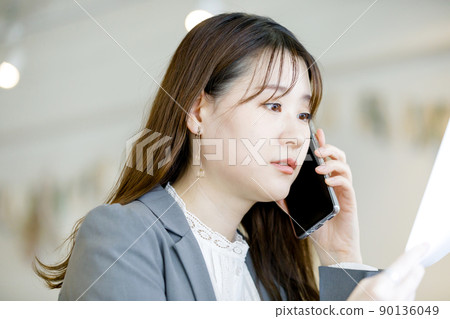 一邊看資料一邊詢問的女性 一邊看資料一邊詢問的女性 90136049