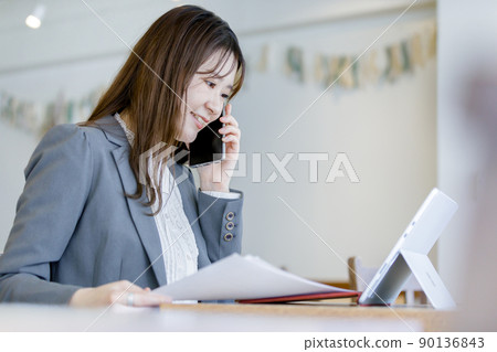 一邊看資料一邊詢問的女性 一邊看資料一邊詢問的女性 90136843