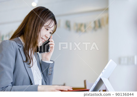 一邊看資料一邊詢問的女性 一邊看資料一邊詢問的女性 90136844