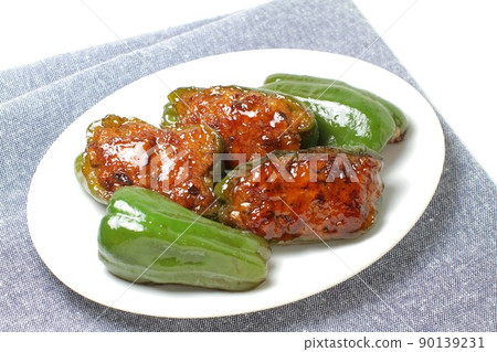 炒甜椒和肉餡，放在白盤上 90139231