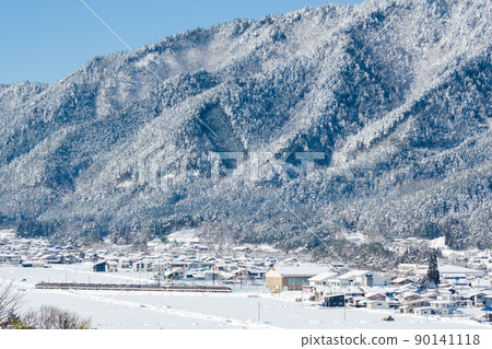 【高山本線】穿越雪宮村大彎道的電車 【高山本線】穿越雪宮村大彎道的電車 90141118
