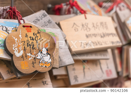 [Kameido, Tokyo] A close-up of Sugawara no Michizane's poetry votive tablet in the shape of a plum blossom hanging on the votive tablet of Kameido Tenjin. 90142106