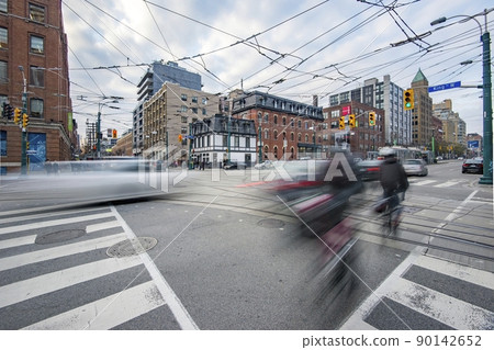TORONTO, CANADA cyclists on King street West and Spadina Avenue  90142652