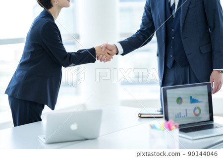 一個商人在復雜的辦公室裡握手 90144046