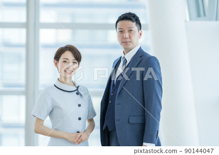 一個穿著清爽西裝的男人和一個漂亮的女助理 90144047