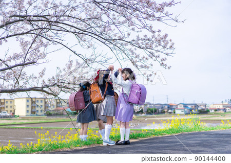 上學和放學時在上學路上玩耍的小學女生 90144400