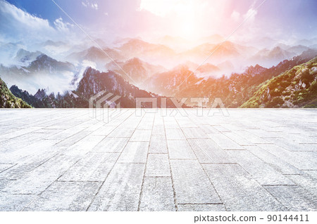 白晝藍天下無人磚地廣場與山脈天際線景觀 白晝藍天下無人磚地廣場與山脈天際線景觀 90144411