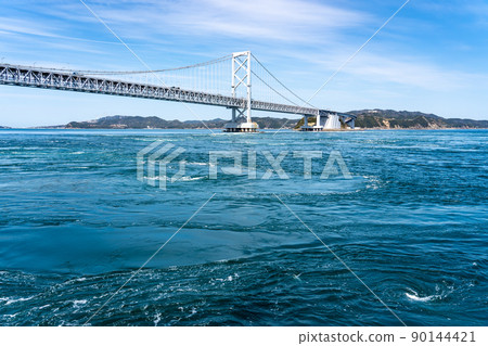 兵庫縣南淡路市鳴門海峽與小鳴門橋和漩渦 90144421