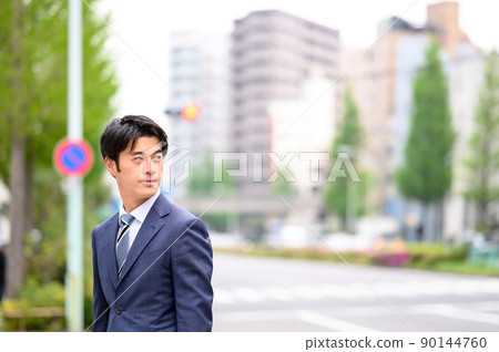 一個商人在商業區遠眺 一個商人在商業區遠眺 90144760
