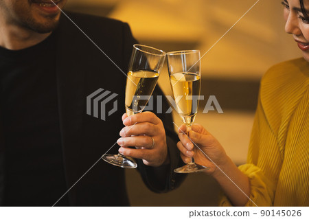 A couple drinking alcohol at the bar 90145026