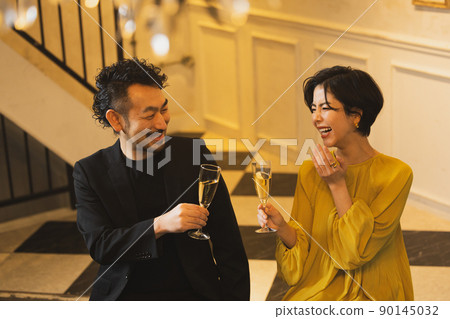 一對夫婦在酒吧喝酒 90145032