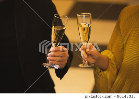 一對夫婦在酒吧喝酒 90145033