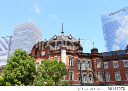 東京站丸之內出口東京千代田區丸之內赤蓮加複古現代建築終點站和摩天大樓 90145078