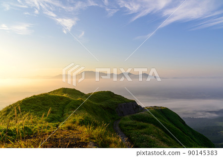 Sea of clouds (Mt. Aso, Mt. Aso Daikanmine, Mt. Aso Sotowa) "Aso Unkai scenery at dawn from the summit" Aso City, Kumamoto Prefecture, Japan 90145383