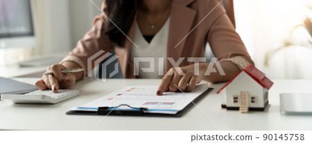 Businesswoman, financial accountants, planners, work, planning, ideas in the office, using the tools and calculators to work Businesswoman, financial accountants, planners, work, planning, ideas in the office, using the tools and calculators to work 90145758