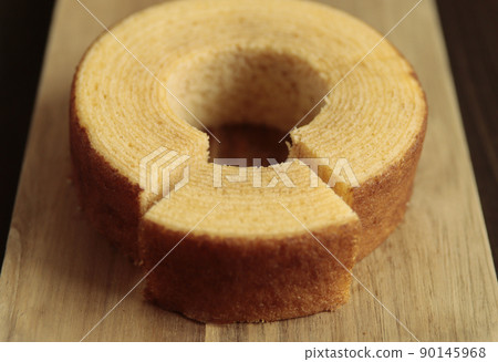 在下午茶時間吃年輪蛋糕，這是餐桌上常見的結婚禮物 90145968