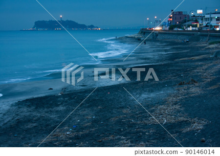 從稻村崎看日落後的江之島 90146014