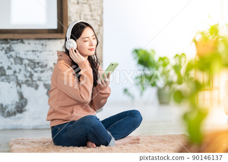 女性耳機聽音樂生活方式新常態 90146137