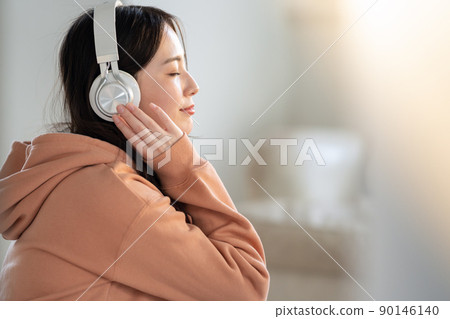 女性耳機聽音樂生活方式新常態 90146140