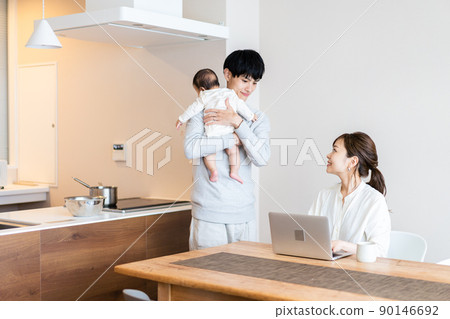 Mom working with dad on maternity leave 90146692