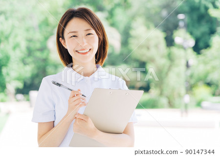 Smiling nurse 90147344